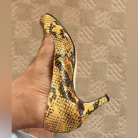 Size 8 snake pumps, yellow and black, 1.5 inch kitten heel, round toe - Picture 2 of 6